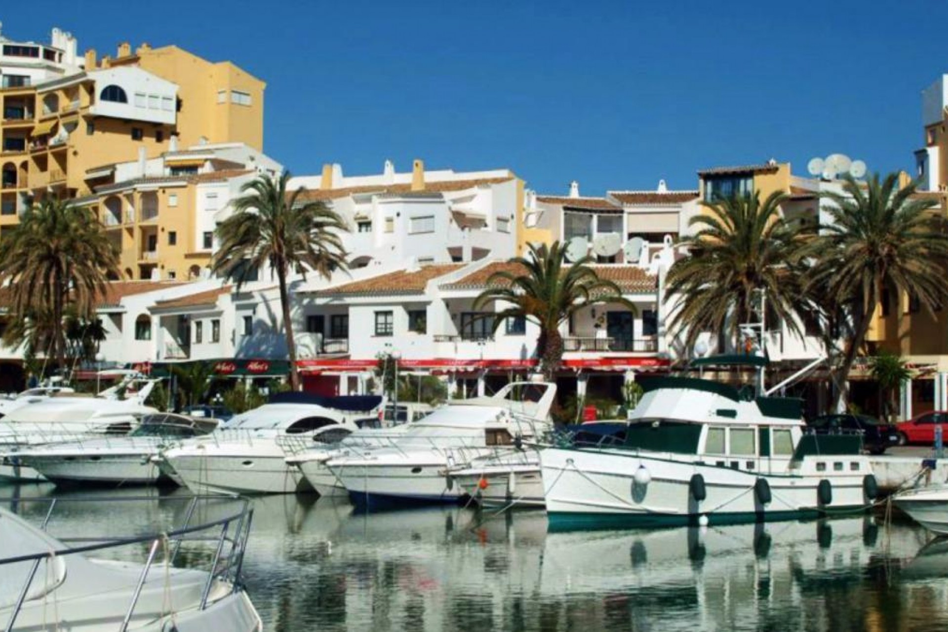 Neue Gebäude - Apartment - Marbella - Cabopino