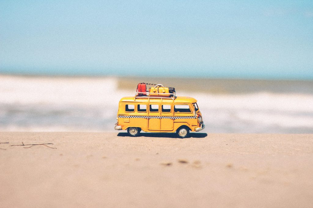 Auto invoeren in Spanje: een speelgoedautootje op het strand in Spanje