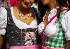 dames in traditionele klederdacht Beieren