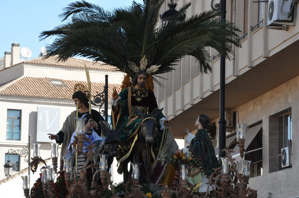 Een paso wordt rondgeparadeerd in een processie tijdens Pasen in Spanje.