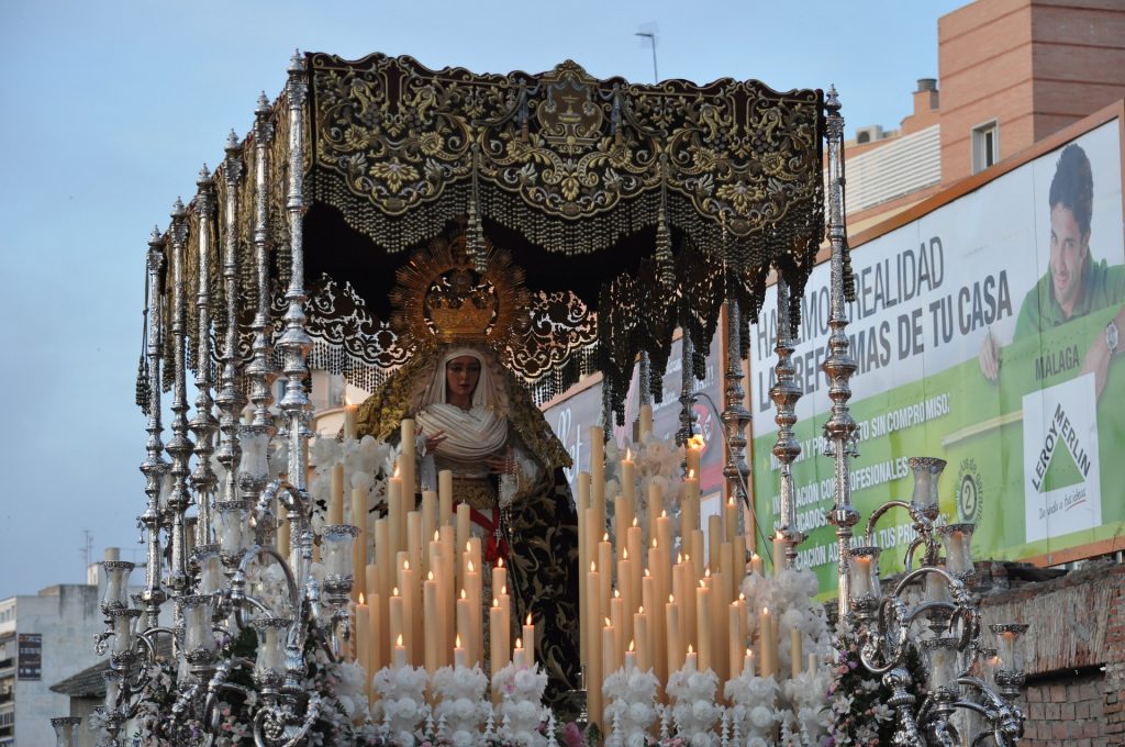 Paso antiguo durante la Semana Santa en España.