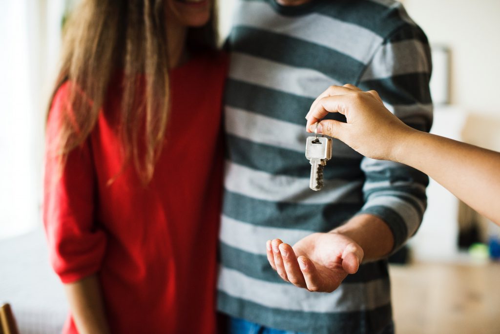 Un couple obtient la clé d'une maison financée par un engagement de retraite individuel