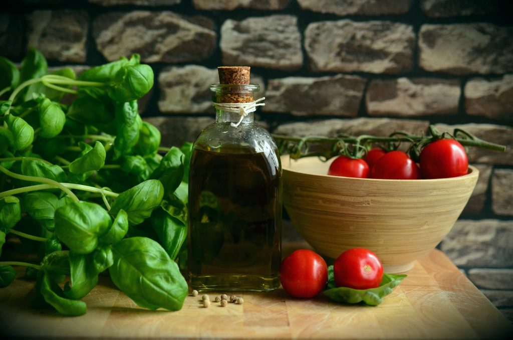 Basil, olive oil and tomatoes: examples of the Mediterranean diet