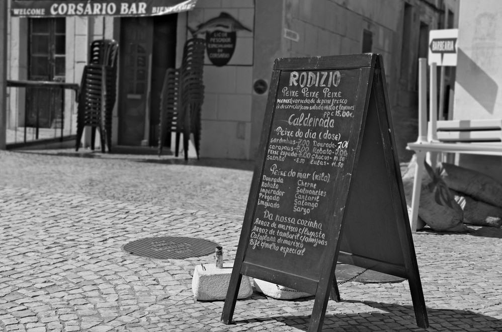the menu del dia, written on a chalkboard, crucial for those who want to eat like a local in Spain