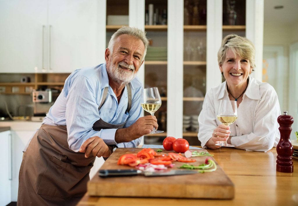 Un vieux couple profite de la nourriture dans sa retraite en Espagne