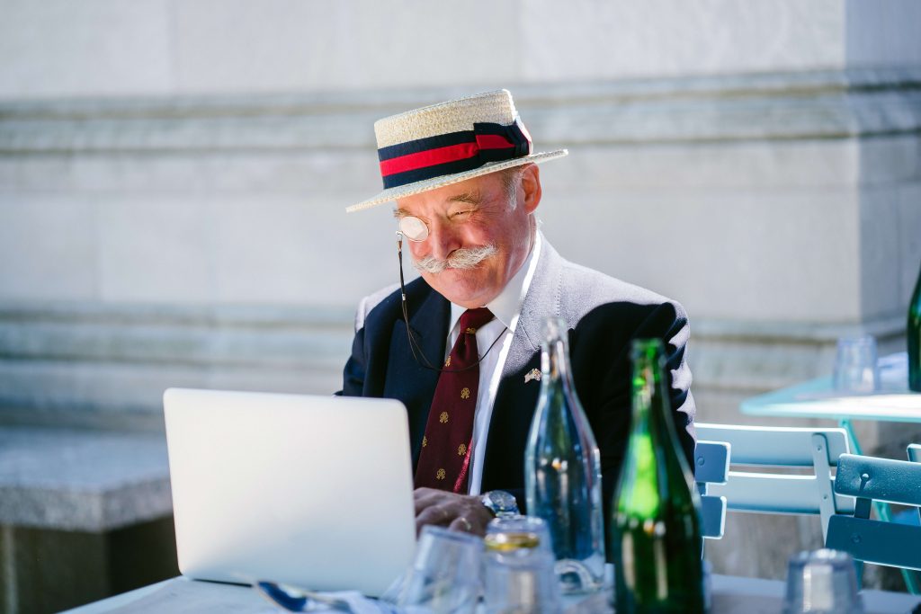 Un anciano utiliza el ordenador de su pensión en España