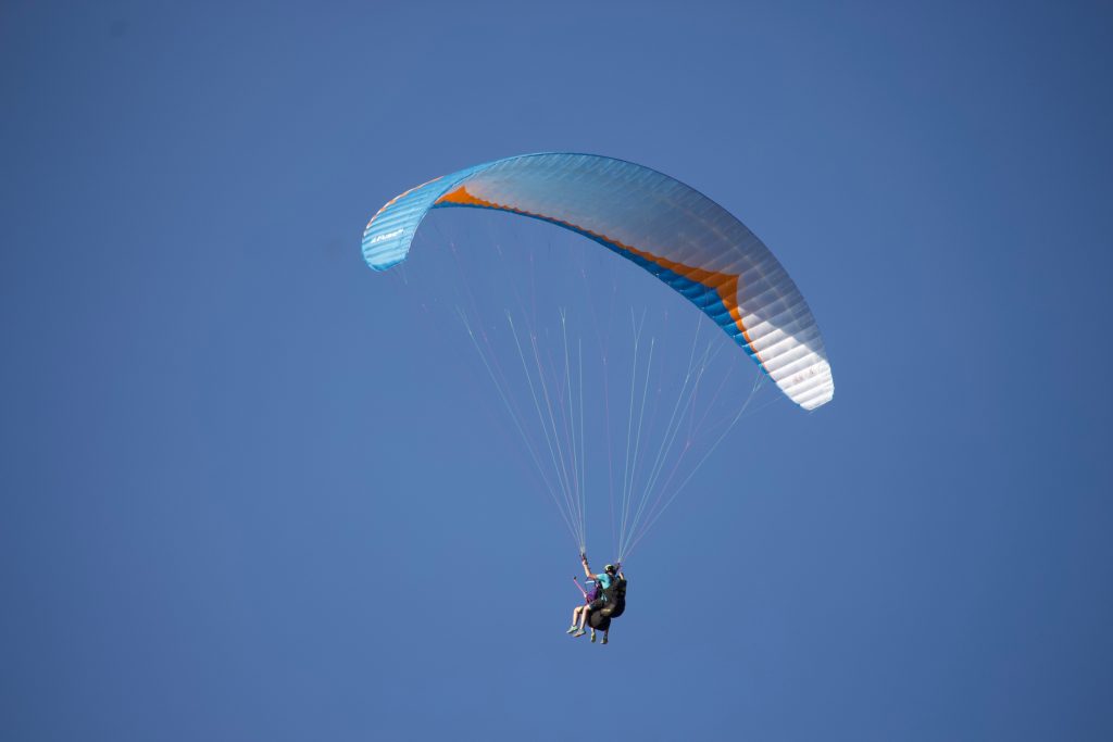 Paragliders boven Playa de las Américas en Costa Adeje