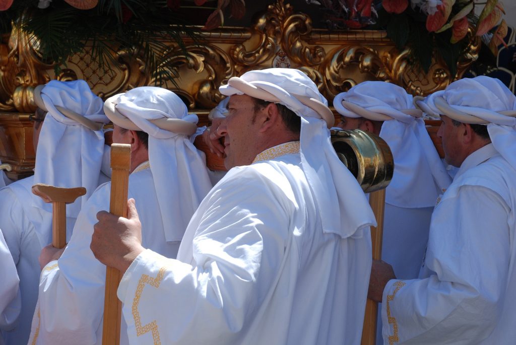 costaleros durante una procesión de Semana Santa en España